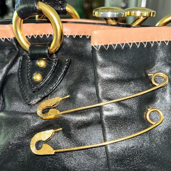 Marc Jacobs Authentic Smooth Leather Black/Tan Contrast Trim Safety Pin Bag - Picture 3 of 15